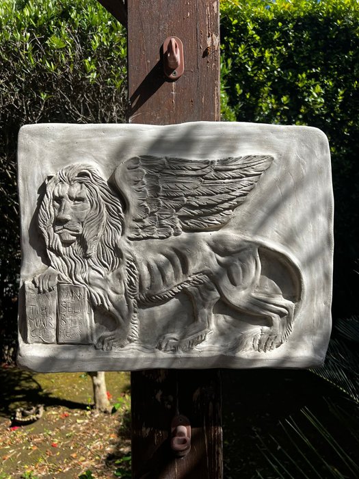 Sculpture leone san usato  