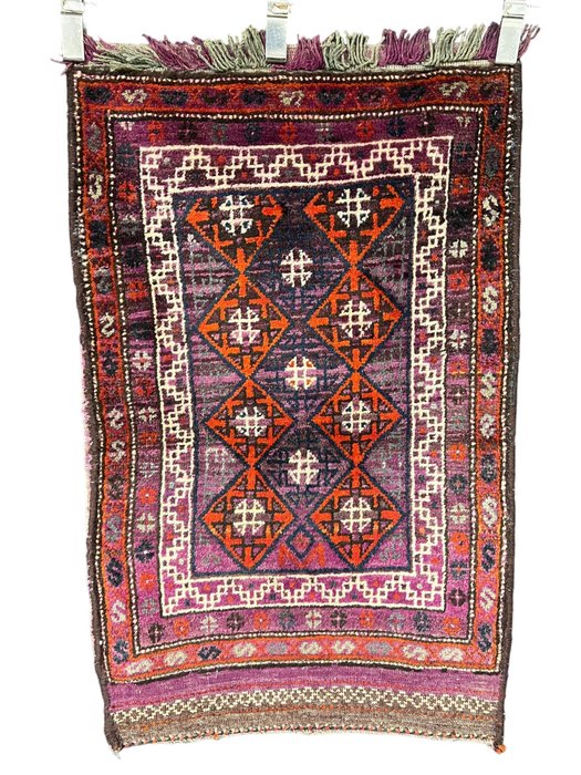 Antique beloudj rug usato  