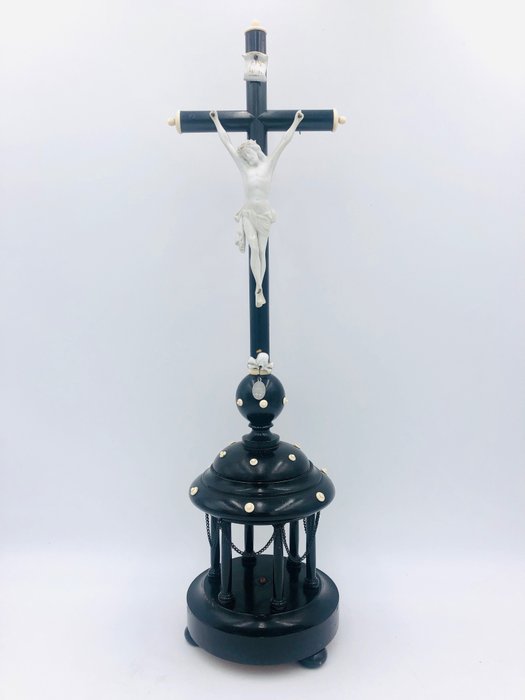 Crucifix bone porcelain d'occasion  