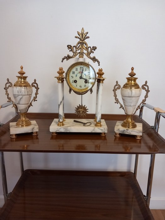 Clock and garniture d'occasion  