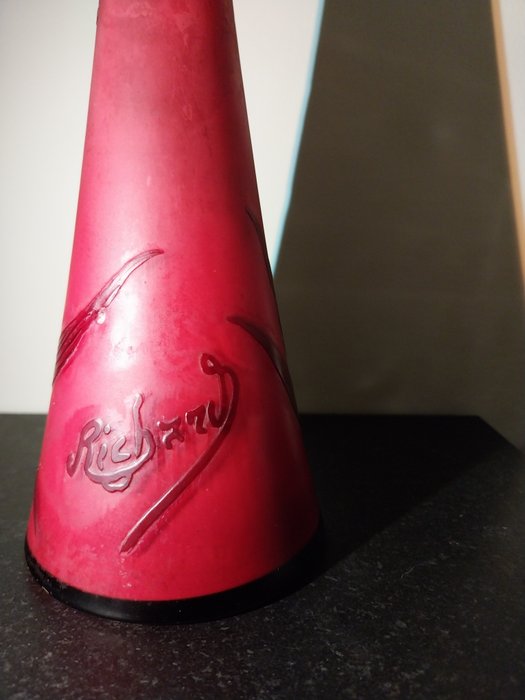 Signé richard vase for sale  