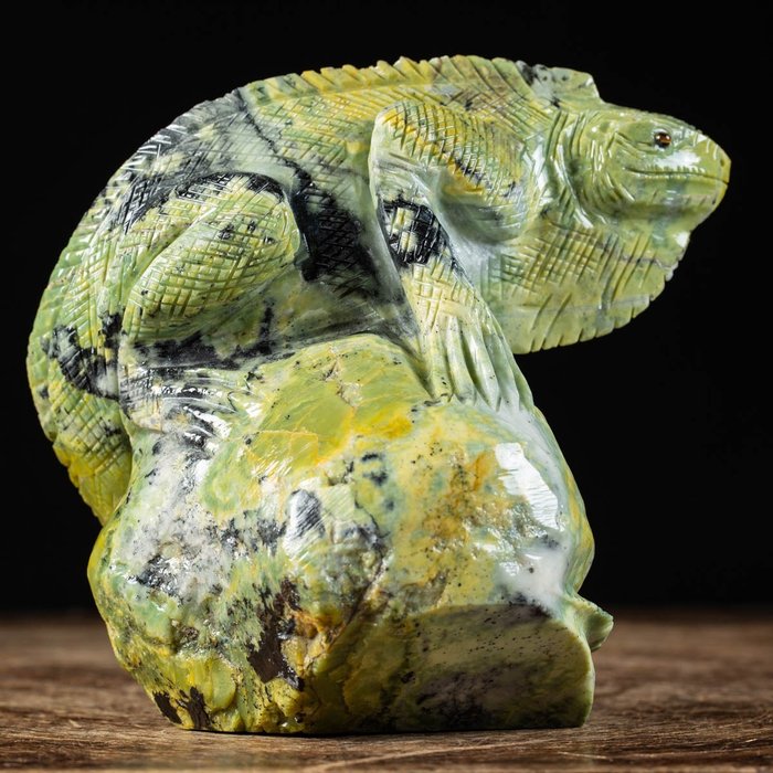 Realistic iguana sculpture usato  