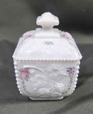 Jarro de doces vintage Westmoreland vidro leitoso com contas rosas e arcos quadrado comprar usado Jarro de doces vintage Westmoreland vidro leitoso com contas rosas e arcos quadrado comprar usado  Enviando para Brazil