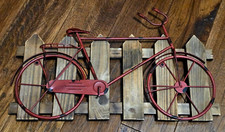 Bicicleta vermelha em cerca pendurada na parede decoração para casa e jardim 20x13, usado comprar usado  Enviando para Brazil