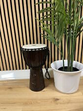 Używany, 10" drewniany djembe z rzeźbą na sprzedaż  Wysyłka do Poland