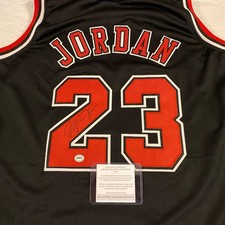 CAMISETA CHICAGO BULLS PRETA ASSINADA POR MICHAEL JORDAN #23 AUTOGRAFADA COM CERTIFICADO DE AUTENTICIDADE comprar usado CAMISETA CHICAGO BULLS PRETA ASSINADA POR MICHAEL JORDAN #23 AUTOGRAFADA COM CERTIFICADO DE AUTENTICIDADE comprar usado  Enviando para Brazil