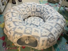 Túnel de gato/cama de gato para animais de estimação, gatos, pelúcia macia Peekaboo Cave Donut Plush, usado comprar usado  Enviando para Brazil