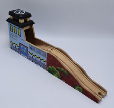 Imaginarium Ferrovias de Madeira Aeroporto e Rampa de Trilho Compatível Thomas The Train comprar usado  Enviando para Brazil