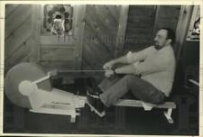 Usado, 1990 Press Photo Doug Kortemeyer testa uma máquina de remo Tunturi R701 - mjb78984 comprar usado  Enviando para Brazil