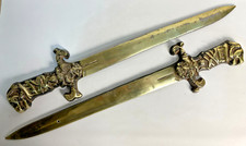 Vintage Retrô Par de Espadas Decorativas de Metal Latão Pendurado na Parede Brasão Feng Shui comprar usado  Enviando para Brazil
