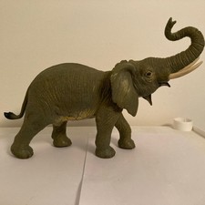 Large elephant figure d'occasion  Expédié en Belgium