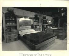1985 Press Photo Multiuso, configuração de quarto de madeira - nob40875, usado comprar usado  Enviando para Brazil