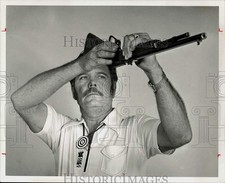1974 Press Photo Wally Chamness demonstra seu modelo 39 Marlin. Rifle 22. comprar usado  Enviando para Brazil