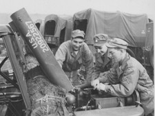 Vehículos militares de soldados estadounidenses trabajando en Jeep Laughing Camaradería años 50 segunda mano  Embacar hacia Mexico