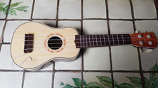 Ukulele con plettro usato  Spedire a Italy