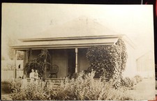 Cartão postal fotográfico família e casa, FRESNO, CALIFÓRNIA 1907 CADEIRA DE BALANÇO, MÃE, FILHOS comprar usado  Enviando para Brazil