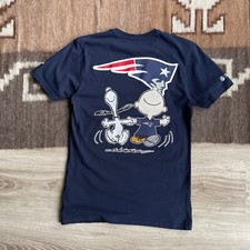Camiseta masculina azul hóquei New Era NFL Patriots Snoopy Peanuts tamanho P comprar usado  Enviando para Brazil