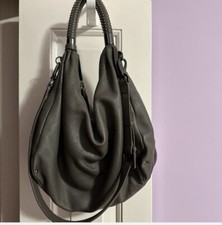 Usado, Bolsa de ombro de couro Kenneth Cole. Cabo cravejado. Bolsa Hobo Slouchy. Cor cinza comprar usado  Enviando para Brazil