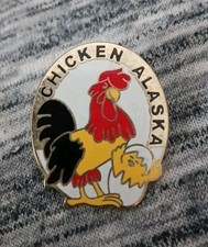 Broche esmalte turístico vintage frango Alasca chapéu mochila viagem pássaros aves comprar usado  Enviando para Brazil