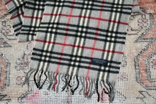 Cachecol Burberry 50% lã merino 50% cashmere cinza preto e vermelho Nova Check 68 x 12 comprar usado Cachecol Burberry 50% lã merino 50% cashmere cinza preto e vermelho Nova Check 68 x 12 comprar usado  Enviando para Brazil