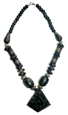 Collana legno scuro usato  Santa Marinella