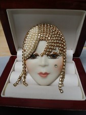 CONJUNTO DE BROCHE DE ROSTO DE PORCELANA PINTADO À MÃO BEATRIZ COM CRISTAIS E PÉROLAS SWAROVSKI comprar usado  Enviando para Brazil