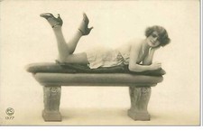 Beauty.woman lying bench d'occasion  Expédié en Belgium