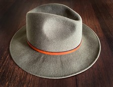 Olive green felt usato Olive green felt usato  Italia