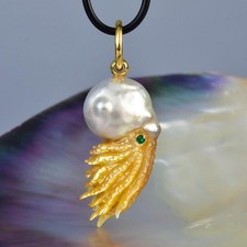Pingente Nautilus pérola do mar do sul com escultura em madrepérola e esmeralda 9,88 g comprar usado  Enviando para Brazil