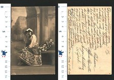 Giovane donna con usato  Italia