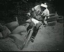 1981 Press Photo A BMX racer libras duro para a linha de chegada em uma competição, usado comprar usado  Enviando para Brazil