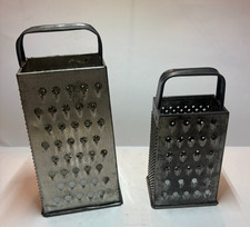 Usado, 2 raladores de queijo de metal vintage decoração de fazenda rústica um marcado Brite-Pride comprar usado  Enviando para Brazil
