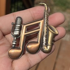 Broche broche vintage bronze música jazz saxofone microfone transmissão comprar usado  Enviando para Brazil