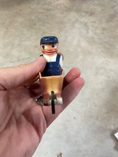 Rampa de plástico vintage andador brinquedo homem empurrando carrinho de mão feito em Hong Kong comprar usado  Enviando para Brazil