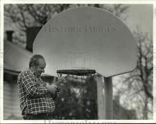 1987 Press Photo Razzano Vinenzo no Washington Square Park gol de basquete comprar usado  Enviando para Brazil