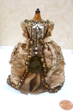 VESTIDO DE MIÇANGAS FEMININO REQUINTADO MINIATURA CASA DE BONECAS SUSAN HARMON EM FORMA DE VESTIDO comprar usado  Enviando para Brazil