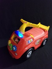 Disney Mickey Mouse passeio em scooter andador de aprendizagem vermelho caminhão de bombeiros luzes sons comprar usado  Enviando para Brazil