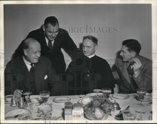 1940 Press Photo Post Master Frank Walker cumprimenta o time de futebol de Notre Dame comprar usado  Enviando para Brazil