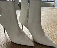 Bota SCHUTZ Bette Magali Blake Milkki couro creme 6.5 salto baixo stiletto comprar usado Bota SCHUTZ Bette Magali Blake Milkki couro creme 6.5 salto baixo stiletto comprar usado  Enviando para Brazil