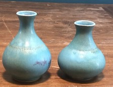 Precioso par de jarrones de cerámica firmados (4,25" y 3,75") con esmalte azul turquesa segunda mano  Embacar hacia Mexico