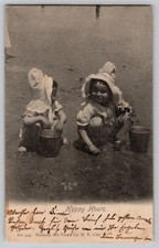 1904 HAPPY HOURS Meninas Crianças Brincando Balde de Areia Praia Cartão Postal Antigo Newport RI comprar usado  Enviando para Brazil