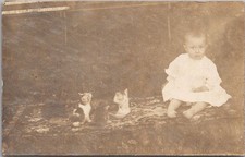Cartão postal foto real c1910s RPPC bebê com dois KITTENS / interior da sala de estar comprar usado  Enviando para Brazil