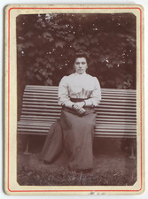 Young woman sitting d'occasion  Expédié en Belgium