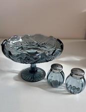 Usado, Suporte de vela para bolo pequeno azul colonial Fenton e agitadores de sal e pimenta Fenton! comprar usado  Enviando para Brazil