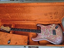 Guitarra elétrica Fender Stratocaster rosa paisley feita no Japão com estojo rígido comprar usado  Enviando para Brazil