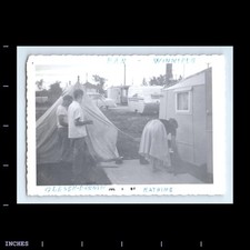 Foto Vintage MEN WOMAN TENDA TRAILER 1957 MANITOBA WINNIPEG CANADÁ comprar usado  Enviando para Brazil