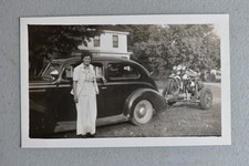 FOTO instantânea de mulher posando com motocicleta e reboque de automóvel década de 1940 comprar usado FOTO instantânea de mulher posando com motocicleta e reboque de automóvel década de 1940 comprar usado  Enviando para Brazil
