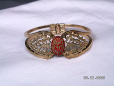 Brazalete Vintage Con Charms De Faraón Egipcio En Vidrio Rojo Y Tono Dorado comprar usado  Enviando para Brazil