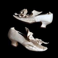 Usado, Chinelos antigos vitorianos góticos de cetim marfim por Alfred J Cammeyer anos 1890–1920  comprar usado  Enviando para Brazil