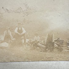 Foto antiga montada meninos ao ar livre bonés jornaleiro início dos anos 1900 cena de grupo rural comprar usado  Enviando para Brazil